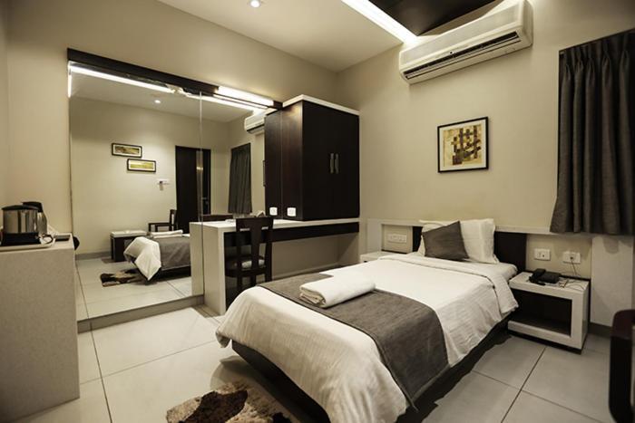 Отель Sree Sakthi Residency Канчипурам Экстерьер фото